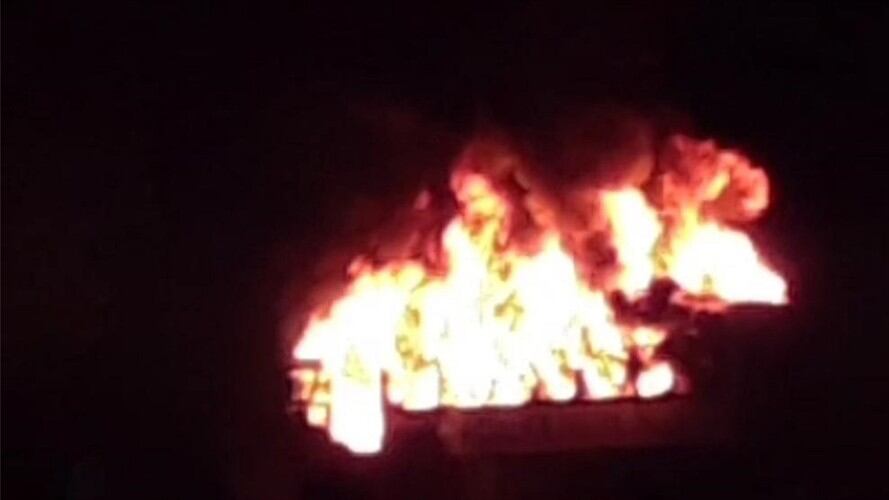 El vehículo fue interceptado por encapuchados que hicieron descender al conductor y a los pasajeros, para después prenderle fuego. Foto: Cortesía