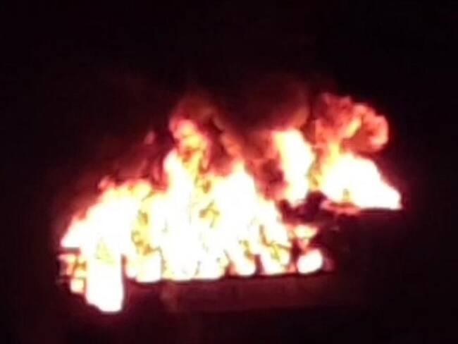 El vehículo fue interceptado por encapuchados que hicieron descender al conductor y a los pasajeros, para después prenderle fuego. Foto: Cortesía