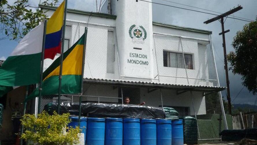 Sujetos hasta ahora desconocidos que se movilizaban en una motocicleta lanzaron una granada desde la vía Panamericana a la Estación ubicada en Mondomo.. Foto: cortesia