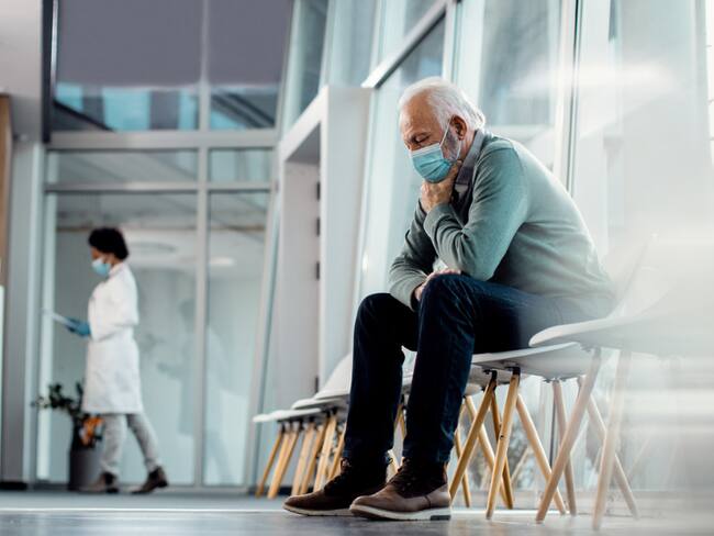 Paciente mayor esperando a ser atendido en un centro de salud (Getty Images)
