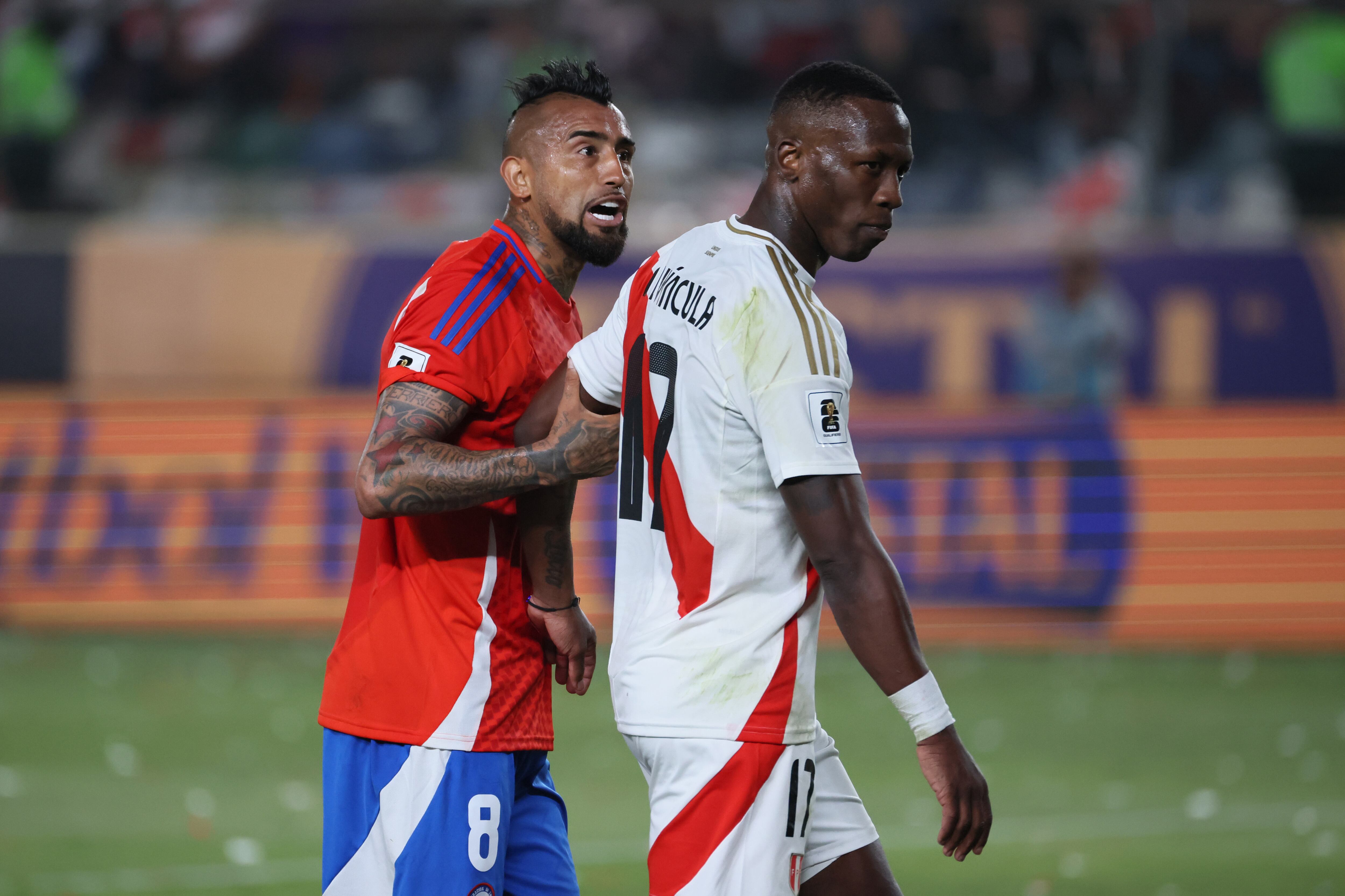 AMDEP9983. LIMA (PERÚ), 15/11/2024.- Luis Advíncula (d) de Perú reacciona con Arturo Vidal de Chile este viernes, durante un partido de las eliminatorias sudamericanas al Mundial de Fútbol 2026, entre Perú y Chile en el Estadio Nacional, en Lima (Perú). EFE/ Germán Falcón