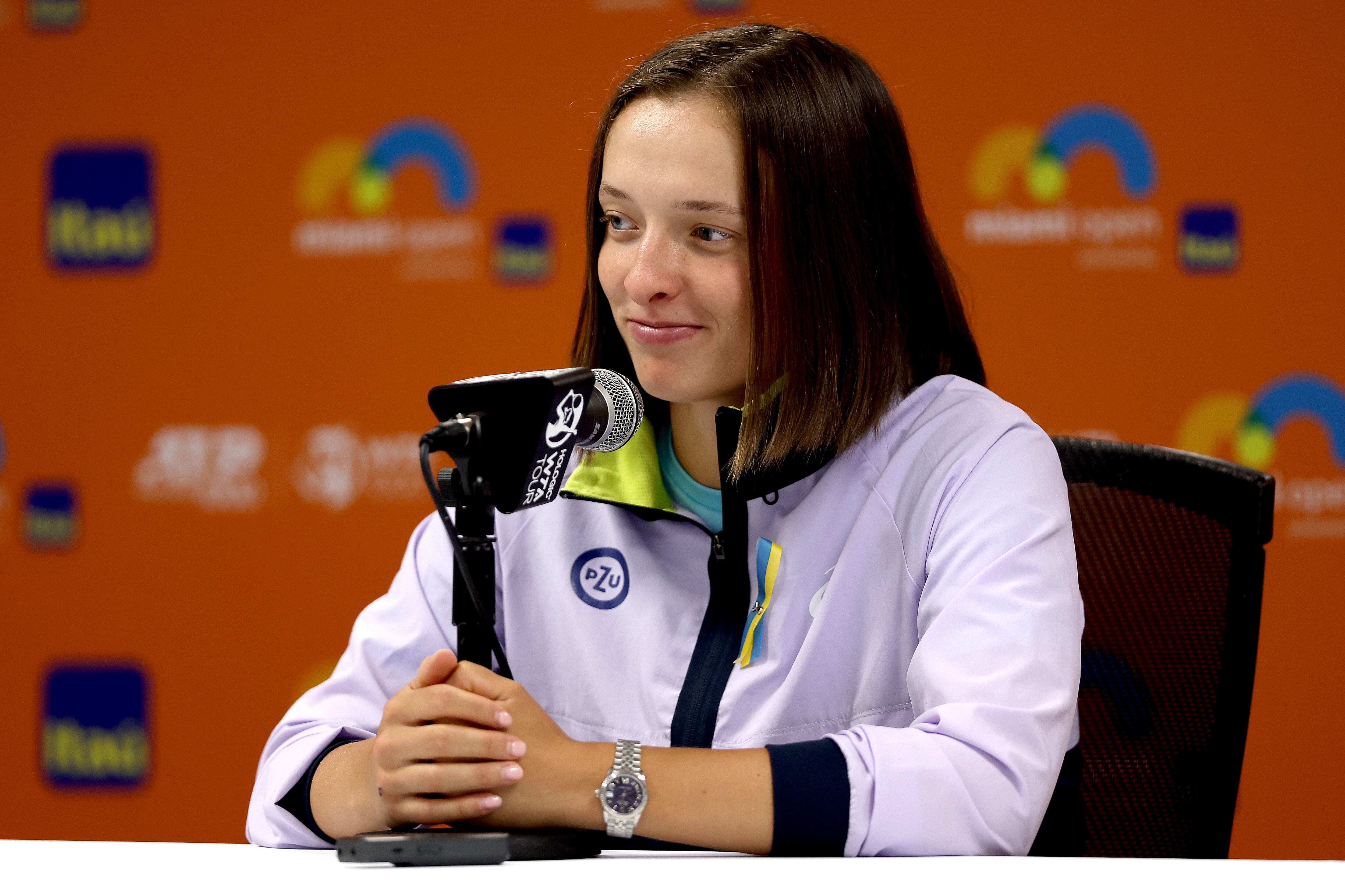 MIAMI GARDENS, FLORIDA - MARCH 23: Iga Swiatek of Poland fields questions from the media at a press conference during the Miami Open at Hard Rock Stadium on March 23, 2022 in Miami Gardens, Florida. (Photo by Matthew Stockman/Getty Images)