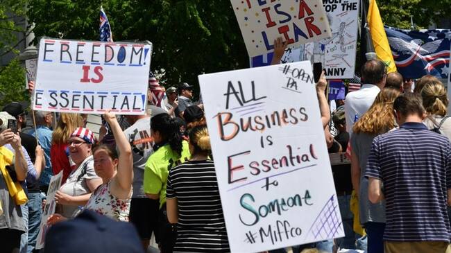 Jozef Ghermanm uno de los manifestantes, explicó que está del lado de la constitución estadounidense que propone la libertad de los ciudadanos.. Foto: Getty Images