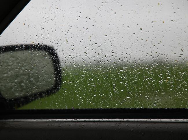 Vidrio del copiloto de un carro empañado en medio de la lluvia (Getty Images)