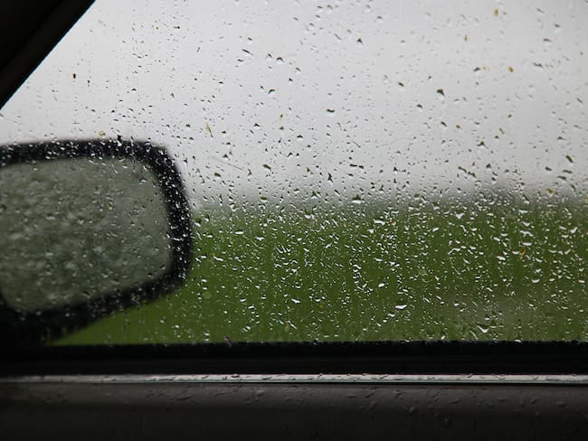 Vidrio del copiloto de un carro empañado en medio de la lluvia (Getty Images)