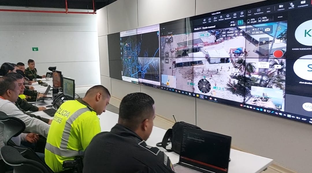 Desde la Sala SIES se vigila a la ciudad por medio de elementos de última tecnología. Gissell Campo