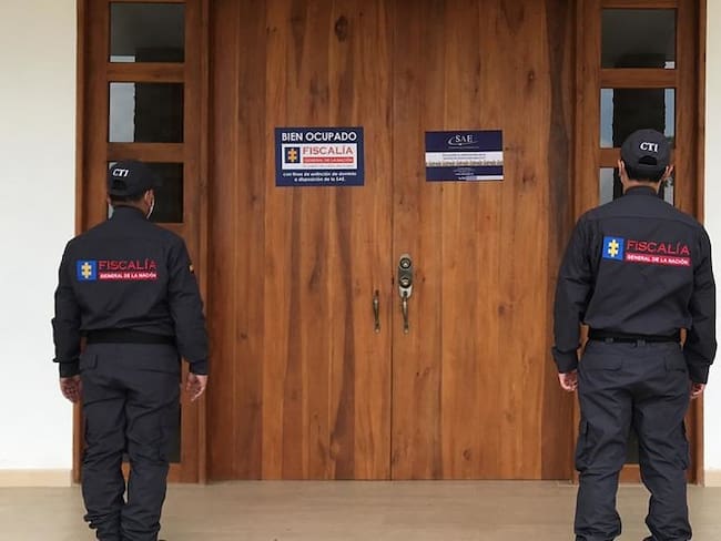 Se impusieron medidas cautelares de embargo, secuestro y suspensión del poder dispositivo sobre 18 inmuebles, 14 vehículos, 11 sociedades y 127 semovientes