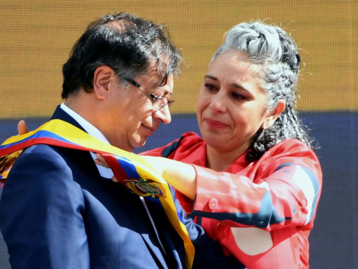 La emoción de María José Pizarro al ponerle la banda presidencial a Gustavo Petro
