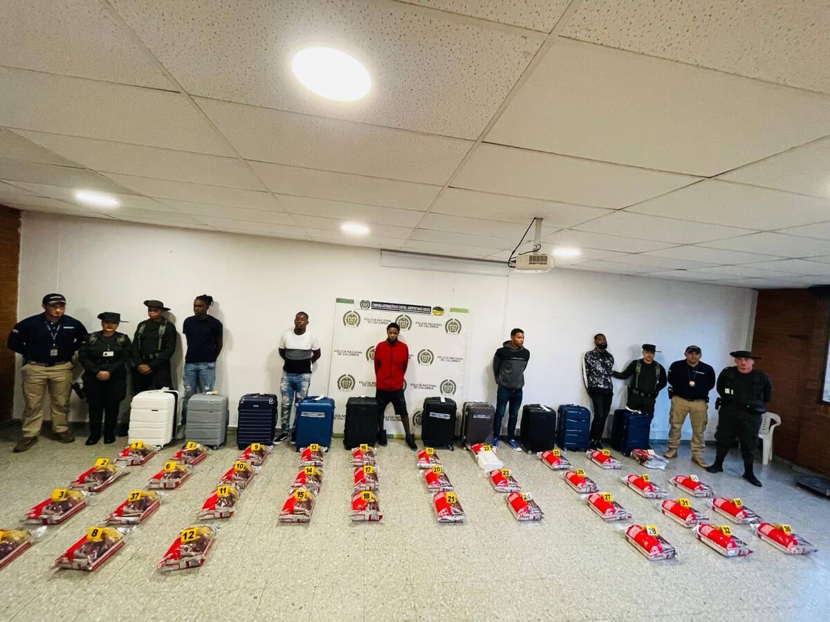 Cinco dominicanos capturados en el aeropuerto El Dorado con más de 200 kg de cocaína
