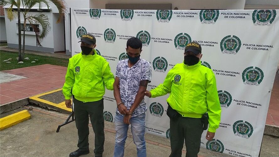El hombre viajó hasta Cali para esconderse, pero los seguimientos permitieron localizarlo cuando pretendía ingresar a un centro comercial.. Foto: Policía Nacional