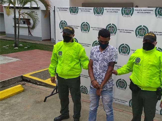 El hombre viajó hasta Cali para esconderse, pero los seguimientos permitieron localizarlo cuando pretendía ingresar a un centro comercial.. Foto: Policía Nacional