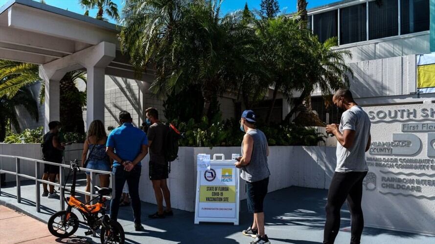 El alcalde de la ciudad, Anthony F. DeFillipo, dijo que el Departamento de Salud de Florida es quien tiene la última palabra sobre si los extranjeros pueden vacunarse. . Foto: CHANDAN KHANNA/AFP via Getty Images