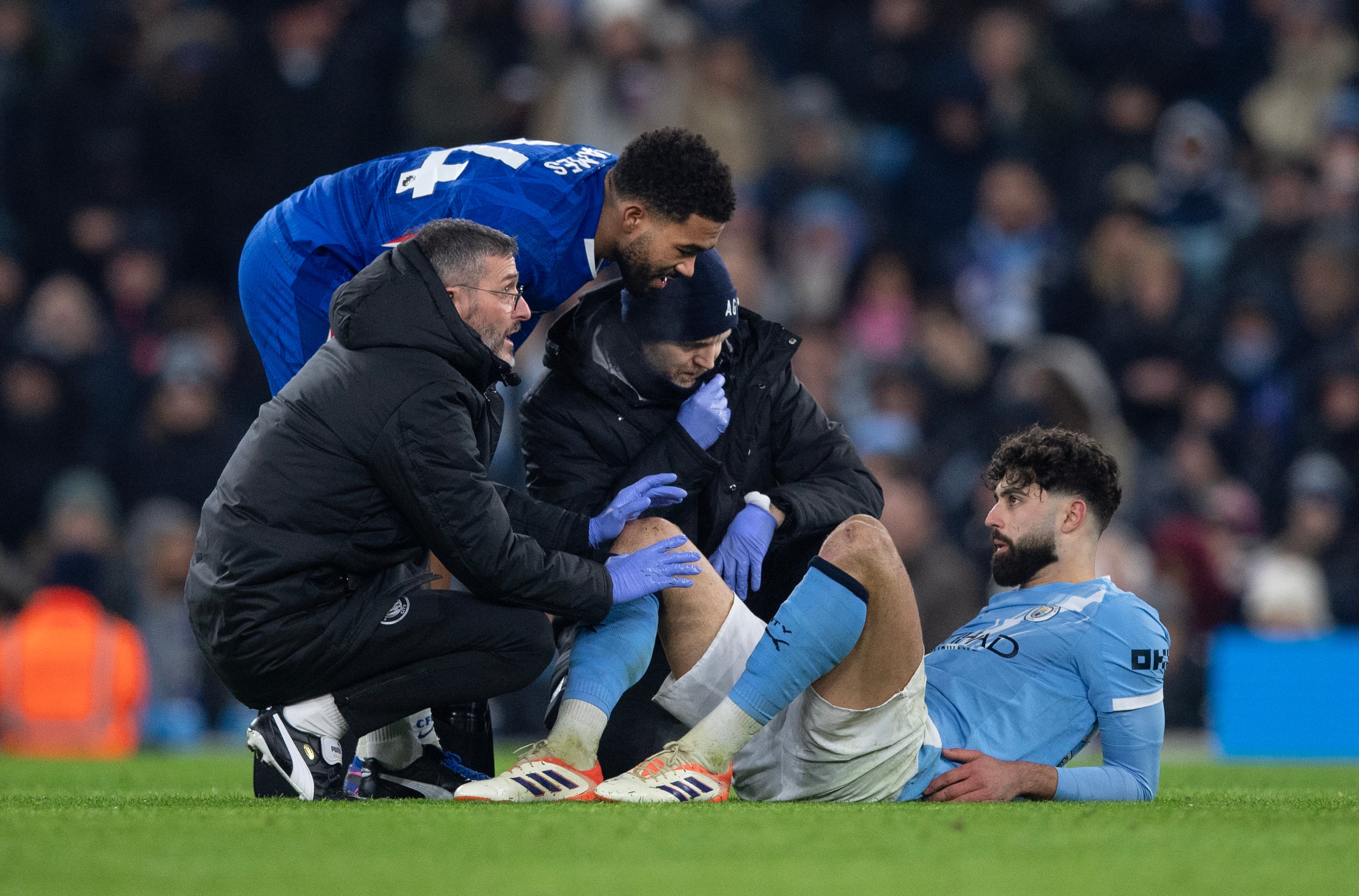 Josko Gvardiol es atendido tras sufrir una lesión en el Manchester City vs. Chelsea. FOTO: Visionhaus/Getty Images