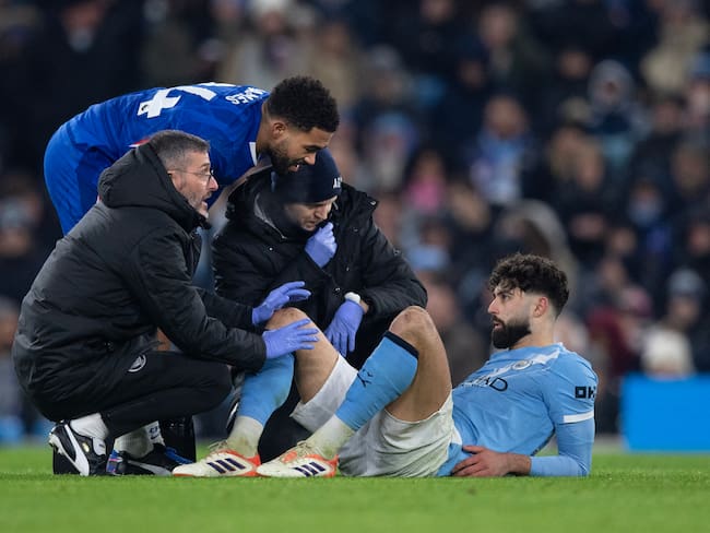 Josko Gvardiol es atendido tras sufrir una lesión en el Manchester City vs. Chelsea. FOTO: Visionhaus/Getty Images