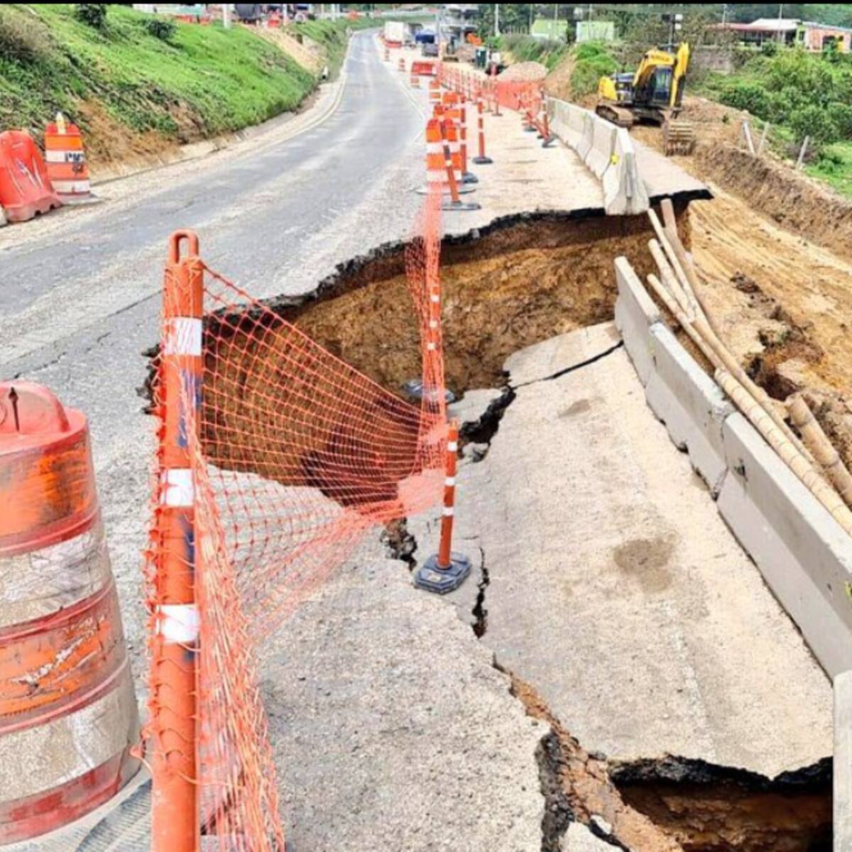 Demoras en la vía Bogotá - Girardot tras pérdida de pavimento por lluvias