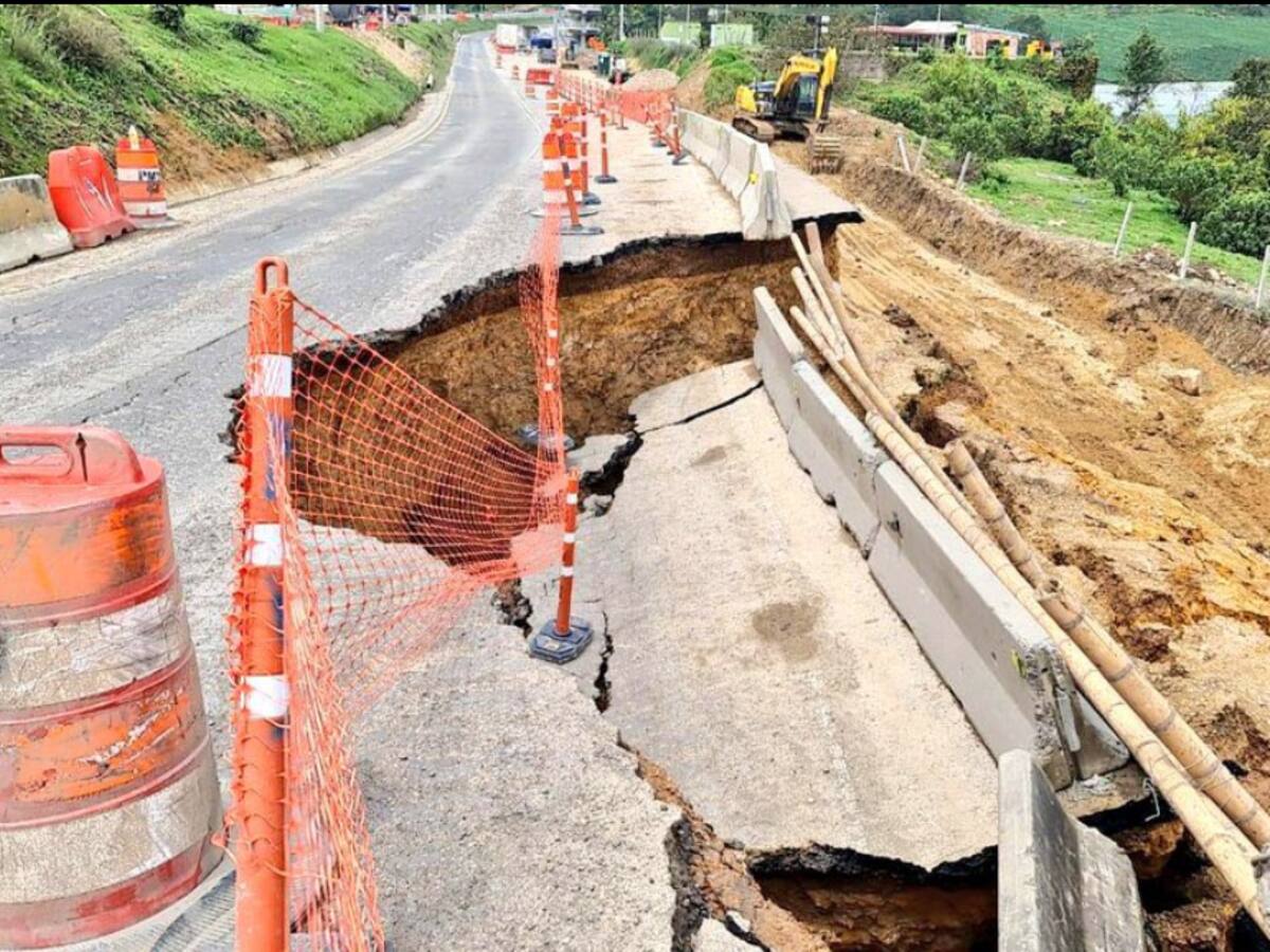Demoras en la vía Bogotá - Girardot tras pérdida de pavimento por lluvias