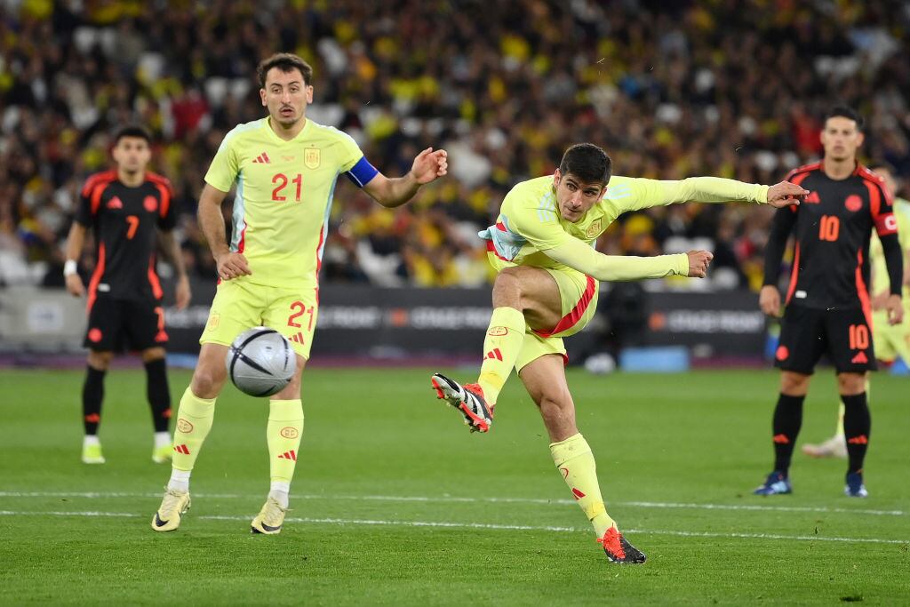 Gerard Moreno (pegándole al balón) en partido con España contra Colombia. 22 de marzo de 2024. Foto: Justin Setterfield/Getty Images.