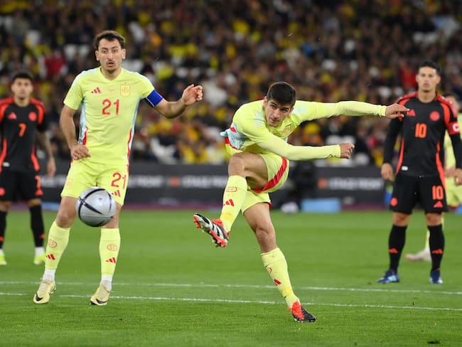 Gerard Moreno (pegándole al balón) en partido con España contra Colombia. 22 de marzo de 2024. Foto: Justin Setterfield/Getty Images.