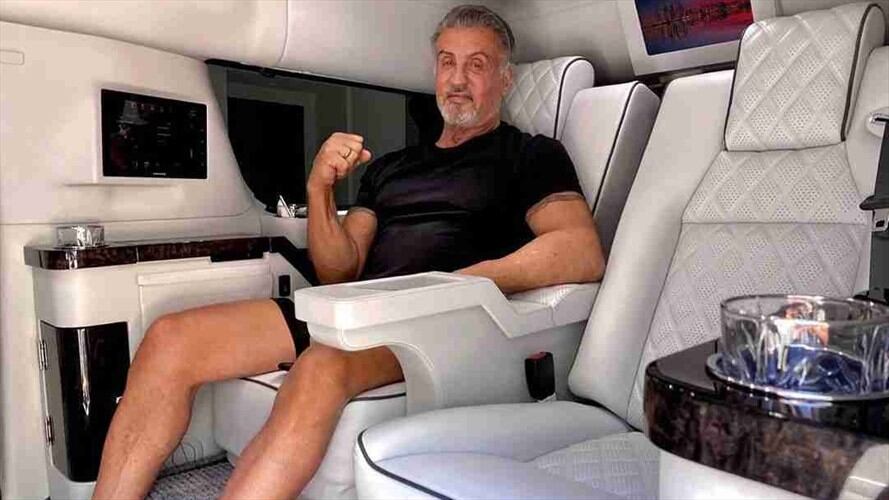 Sylvester Stallone vende su camioneta. Foto: Instagram