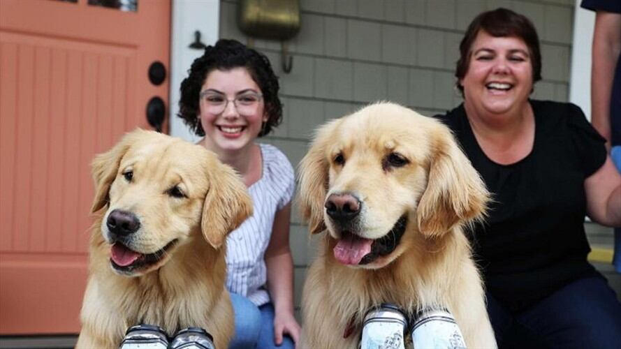 Las dos mascotas viven en Long Island, en Estados Unidos y están ayudando no solo a mantener el negocio de la familia a flote sino a regalar sonrisas los clientes.. Foto: