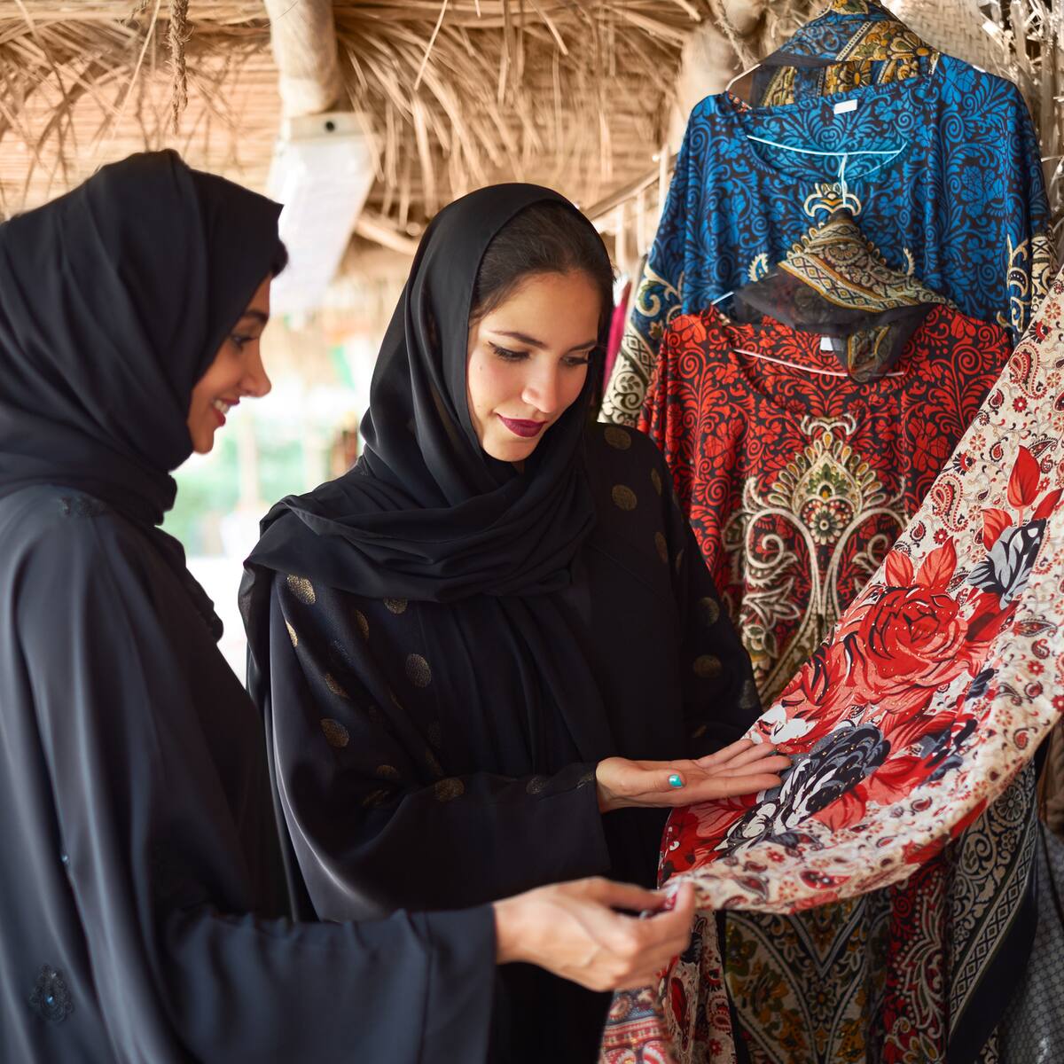Las calles de Katara, Doha: un desfile de mujeres que usan elegantes abayas