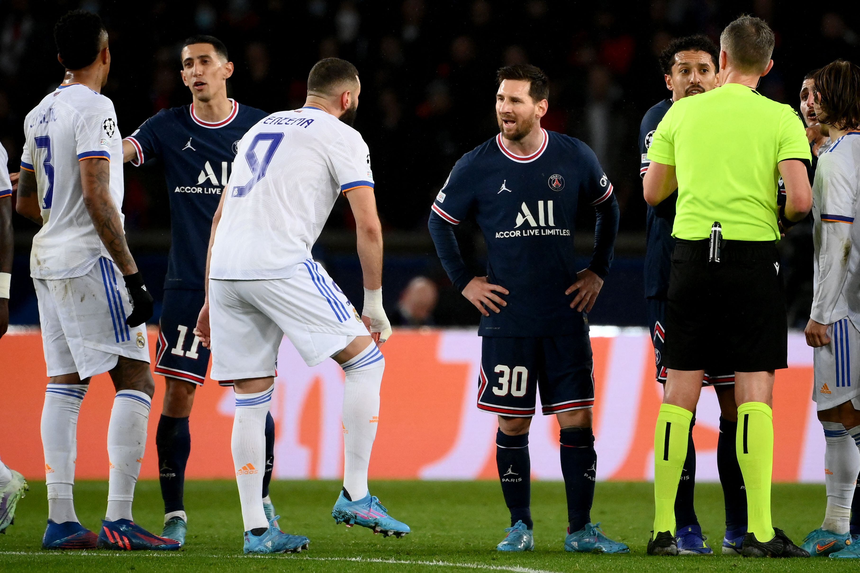 Lionel Messi junto a Karim Benzema. (Photo by FRANCK FIFE / AFP) (Photo by FRANCK FIFE/AFP via Getty Images)