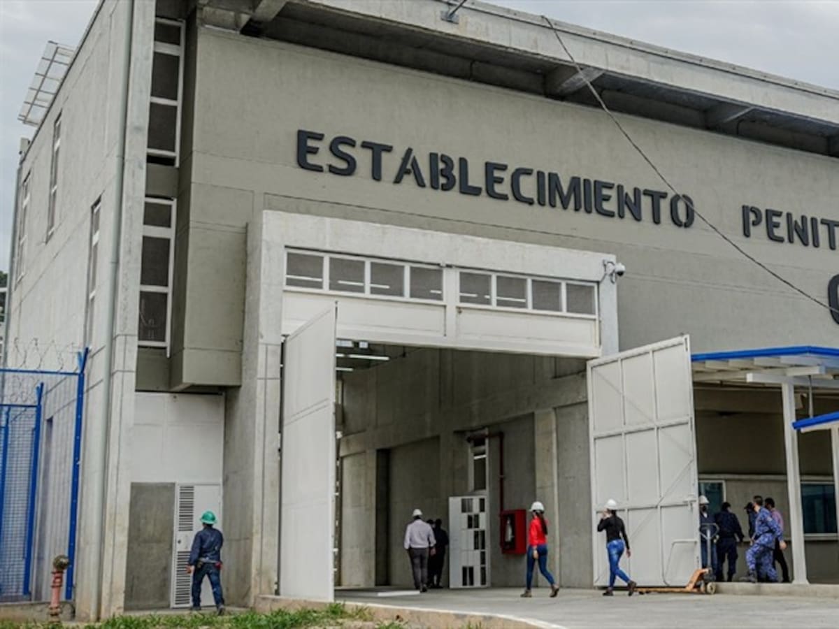 Trasladaron los primeros reclusos a la cárcel nueva de Girón