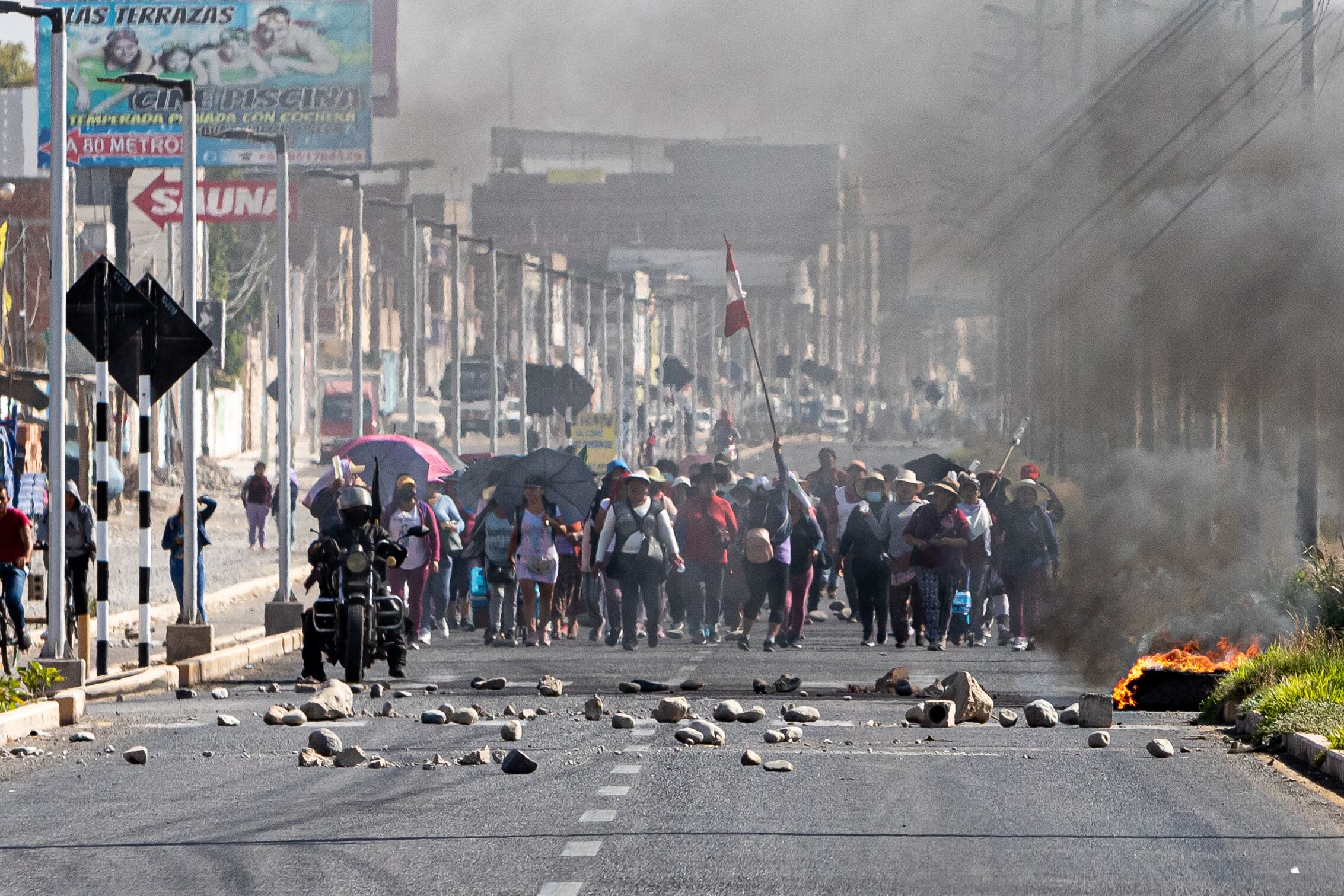Los manifestantes bloquearon las principales calles de Tacna, Perú, luego de un llamado a una huelga total para exigir nuevas elecciones generales, la destitución de la presidenta Dina. Foto de Lucas Aguayo Araos/Agencia Anadolu vía Getty Images.