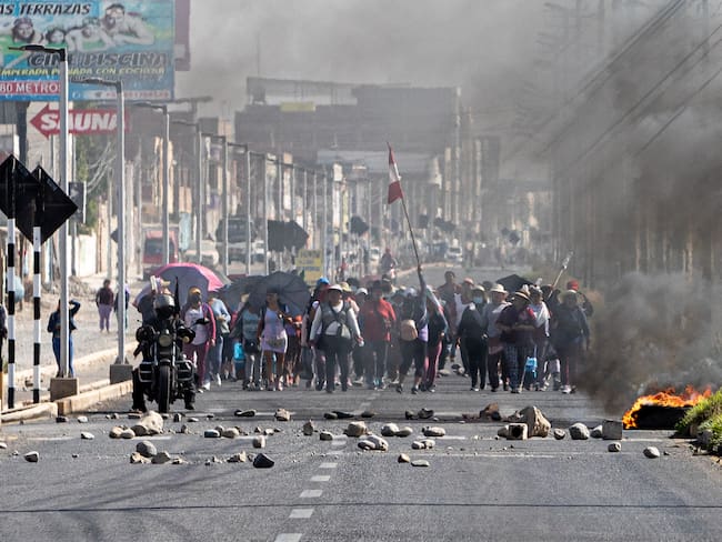 Los manifestantes bloquearon las principales calles de Tacna, Perú, luego de un llamado a una huelga total para exigir nuevas elecciones generales, la destitución de la presidenta Dina. Foto de Lucas Aguayo Araos/Agencia Anadolu vía Getty Images.