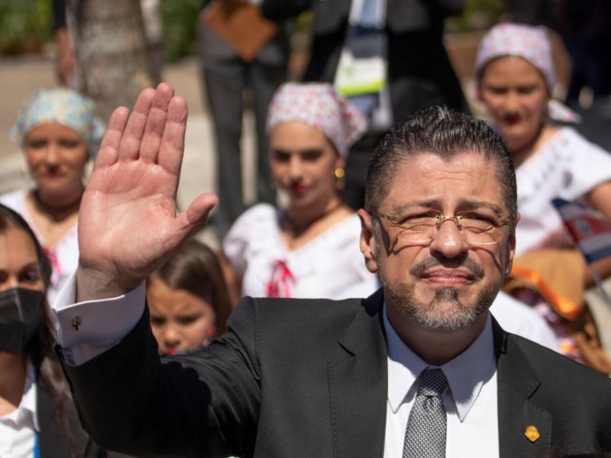 Rodrigo Chaves asumió presidencia de Costa Rica con misión de sanear economía y tras escándalo de acoso sexual