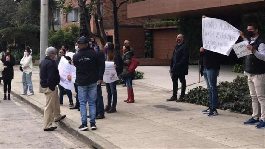 Plantón en contra del dueño de Boho Food Market. Foto: Cortesía
