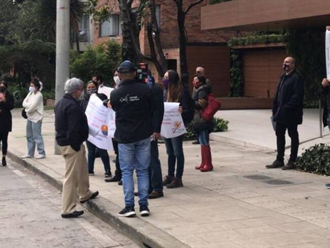 Plantón en contra del dueño de Boho Food Market. Foto: Cortesía