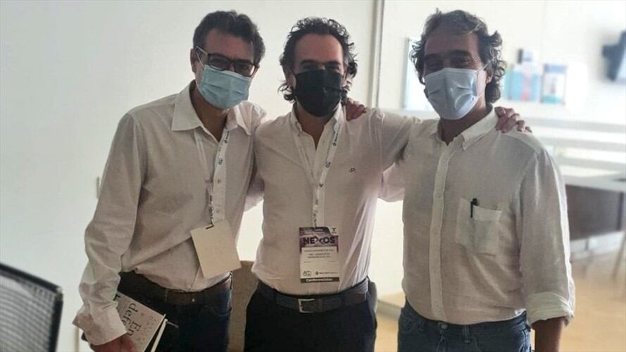 Abrazo entre Sergio Fajardo, Federico Gutiérrez y Alejandro Gaviria. Foto: Suministrada por Alejandro Gaviria