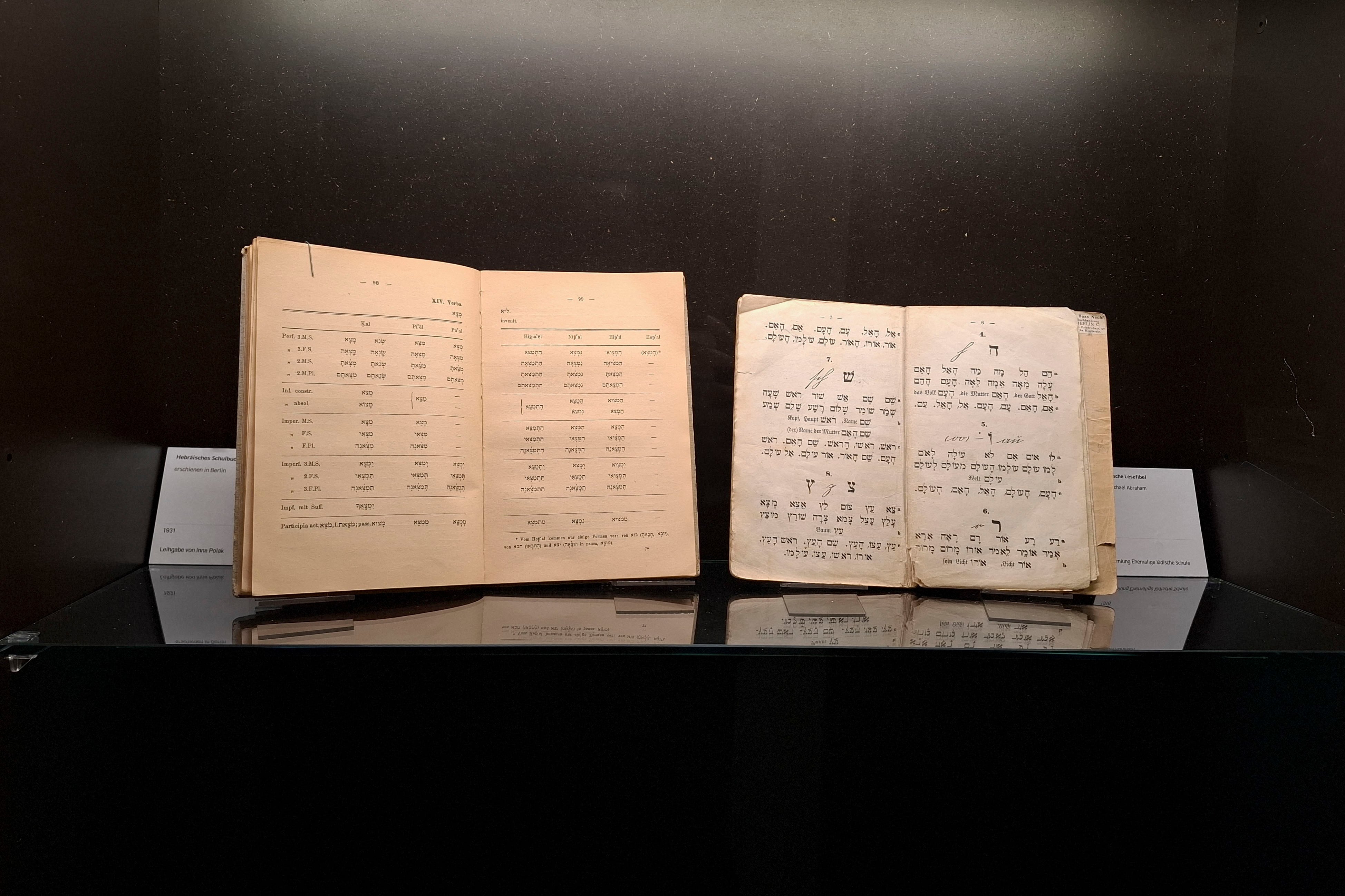 LEER (ALEMANIA), 24/01/2025.- Un libro usado en la escuela judía de la que fue alumno Albrecht Weinberg, sobreviviente de Auschwitz a punto de cumplir cien años.