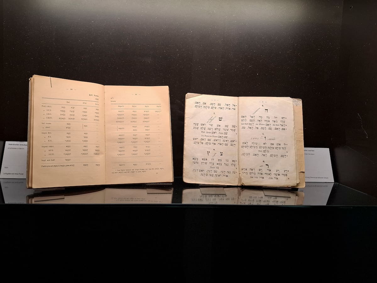 Sobrevivientes inician con velas y flores la conmemoración 80 de la Liberación de Auschwitz