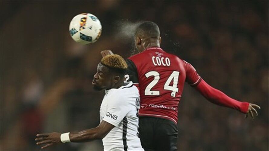 El jugador de PSG, Serge Aurier, izquierda, disputa un balón con el jugador de Guingamp, Coco, durante un partido por la liga francesa el sábado, 17 de diciembre de 2016, en Guingamp, Francia.. Foto: Associated Press - AP