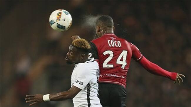 El jugador de PSG, Serge Aurier, izquierda, disputa un balón con el jugador de Guingamp, Coco, durante un partido por la liga francesa el sábado, 17 de diciembre de 2016, en Guingamp, Francia.. Foto: Associated Press - AP