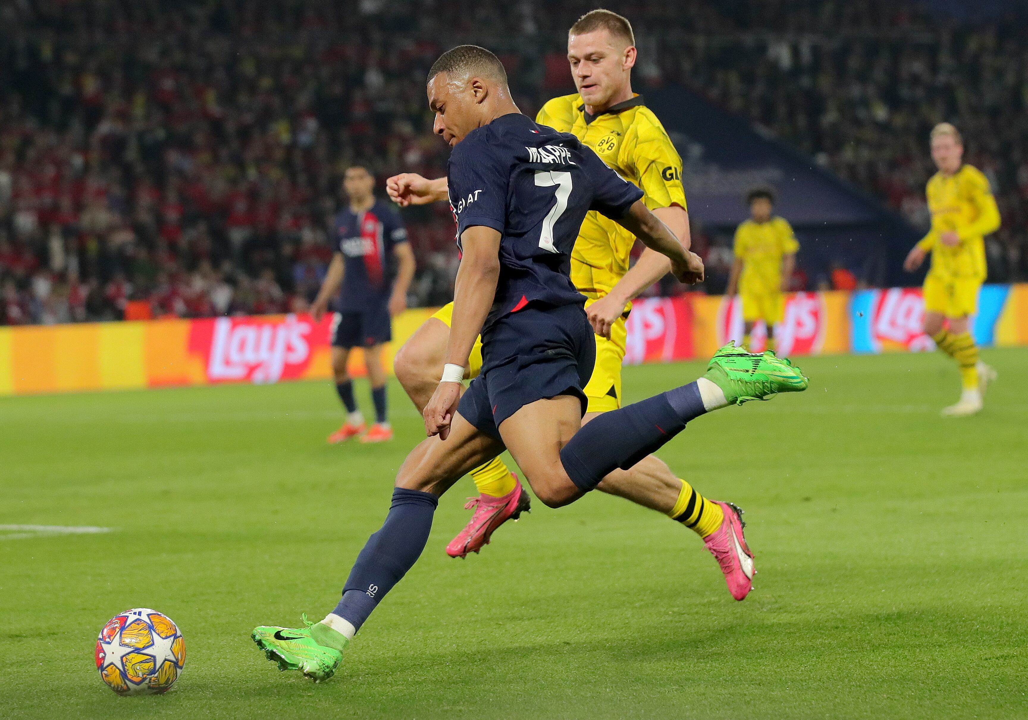 Paris (France), 07/05/2024.- Kylian Mbappe (L) of PSG in action against Julian Ryerson of Dortmund during the UEFA Champions League semi-finals, 2nd leg soccer match of Paris Saint-Germain against Borussia Dortmund, in Paris, France, 07 May 2024. (Liga de Campeones, Francia, Rusia) EFE/EPA/TERESA SUAREZ