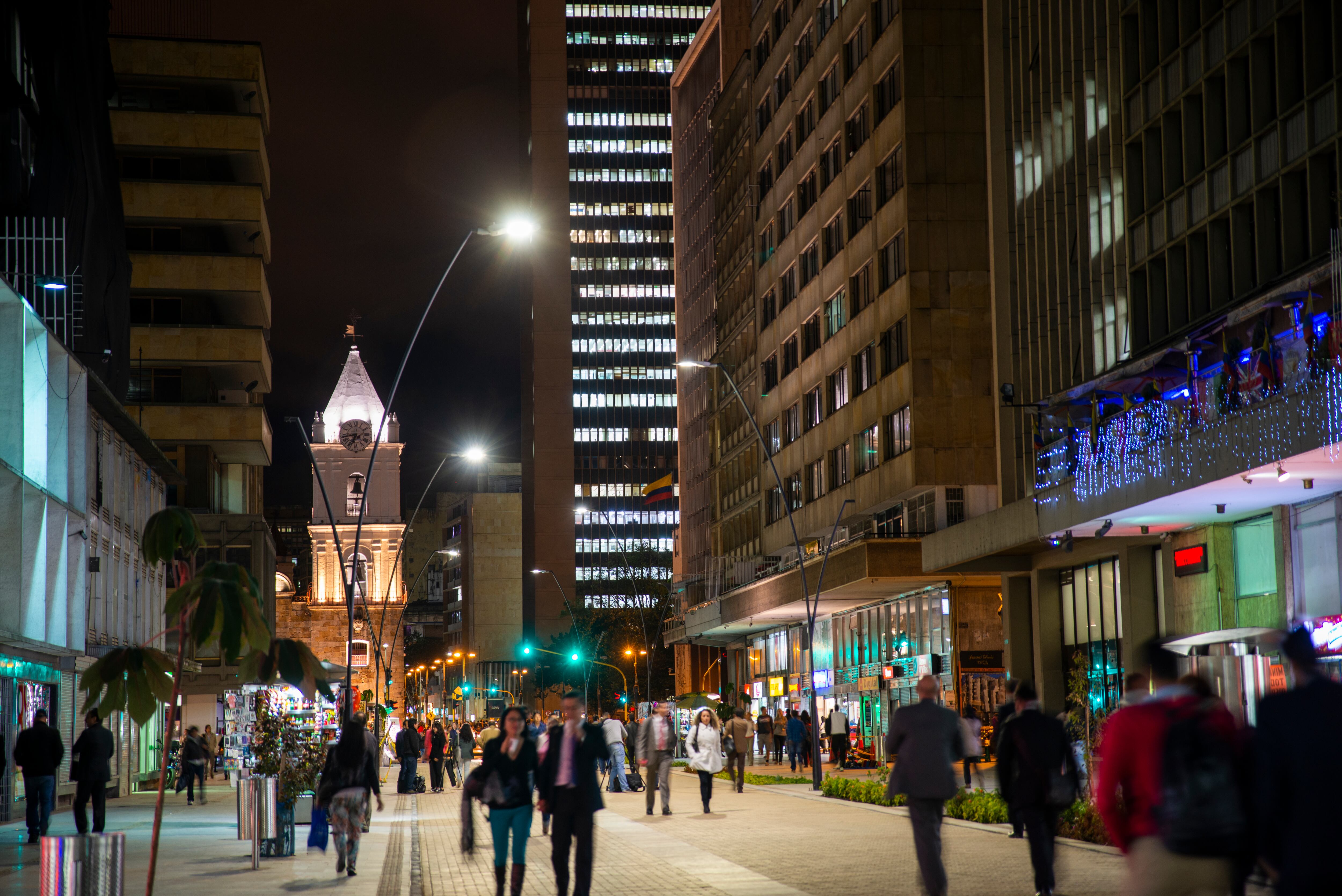 Imagen de referencia de bogotanos caminando por la carrera séptima (Foto vía GettyImages)