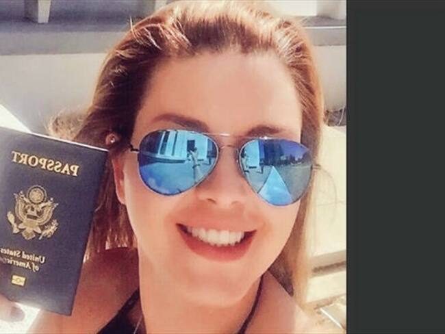 Alicia Machado, presumiendo de pasaporte estadounidense (c) Twitter. Foto: Bang Media