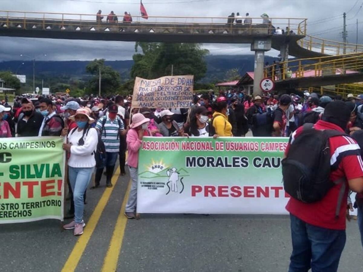 Con cierres en la vía Panamericana inició paro de docentes y campesinos en el Cauca