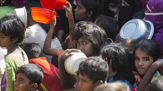 Rohinyá esperan en fila para recibir ayuda alimentaria en el campamento de refugiados de Kutupalong en Maynar Guna, cerca de Cox's Bazar, Bangladesh el 19 de diciembre de 2017. Foto: Agencia Anadolu