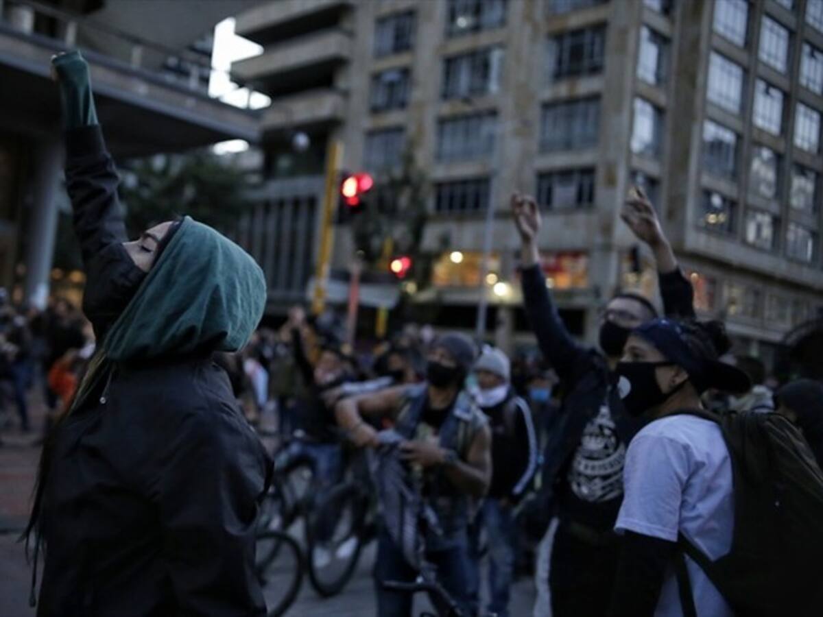 Imputan cargos a policía por homicidio durante protestas en Bogotá