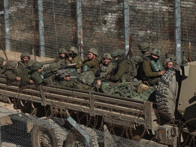 FOTODELDÍA Majdal Shams, 18/12/2024. - Tropas israelíes abandonan la zona de amortiguación en la frontera entre Israel y Siria, cerca de la aldea drusa de Majdal Shams, en los Altos del Golán anexados por Israel, este miércoles. El ejército de Israel dijo que las fuerzas paracaidistas, junto con otras tropas, están realizando 'actividades de defensa' para prevenir 'cualquier amenaza' y se despliegan en posiciones clave dentro de la zona de amortiguación. EFE/ Atef Safadi