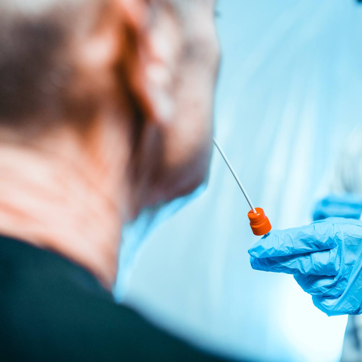 Francia superó los 100.000 casos diarios de COVID-19 y enfrentan la quinta ola del virus