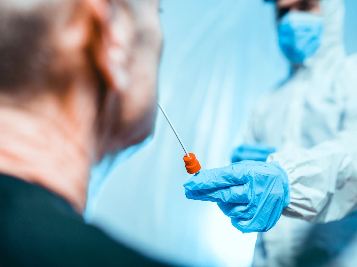 Francia superó los 100.000 casos diarios de COVID-19 y enfrentan la quinta ola del virus