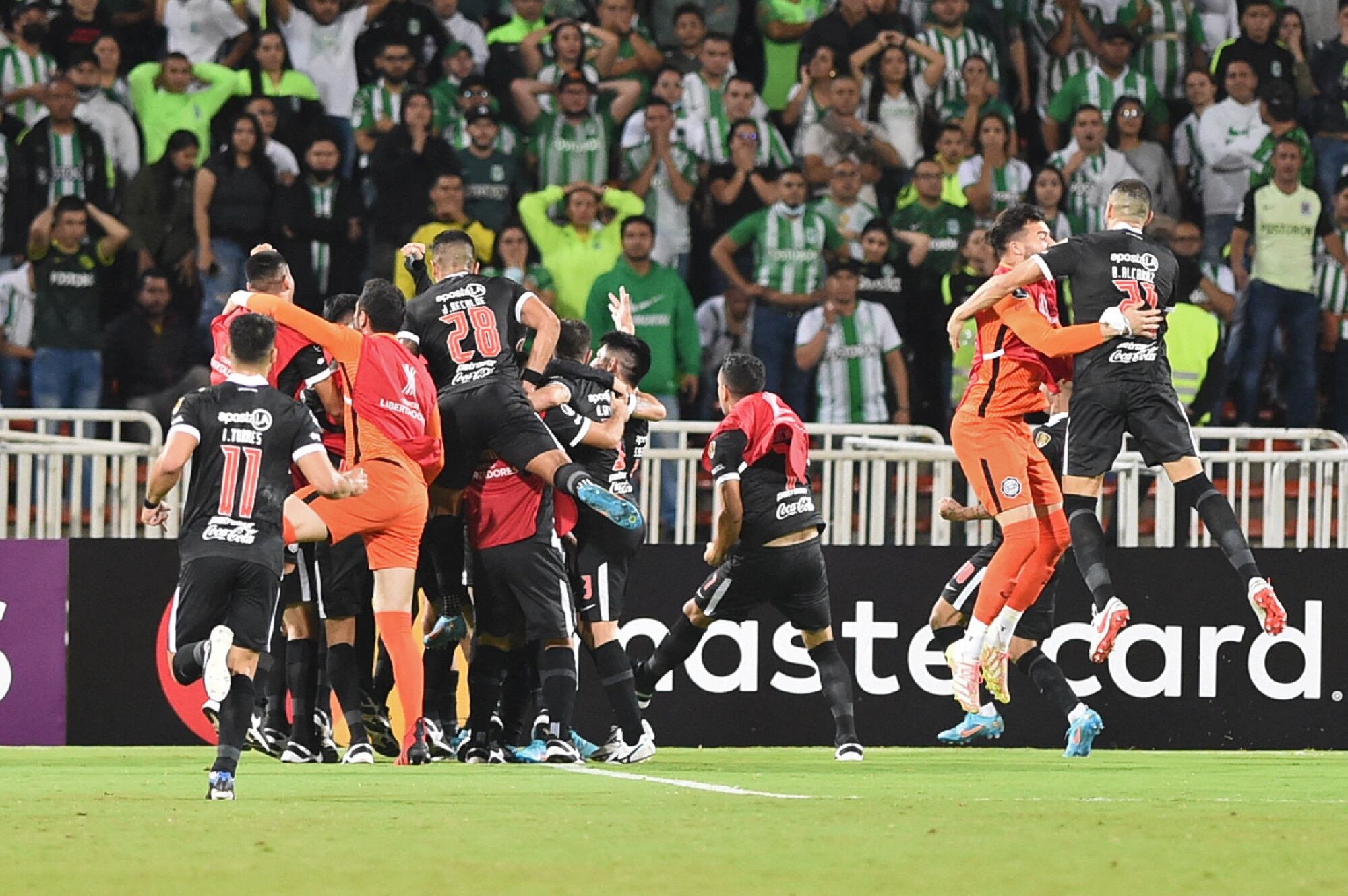 Juegadores de Olimpia celebrando el gol en el estadio Atanasio Girardot ante Atlético Nacional