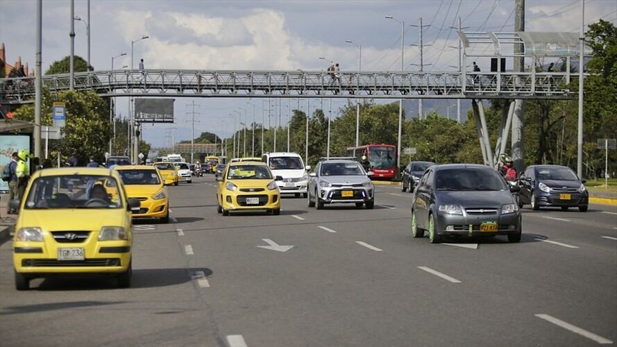Por marchas no habrá pico y placa para taxis y vehículos particulares en Bogotá. Foto: Colprensa / ÁLVARO TAVERA