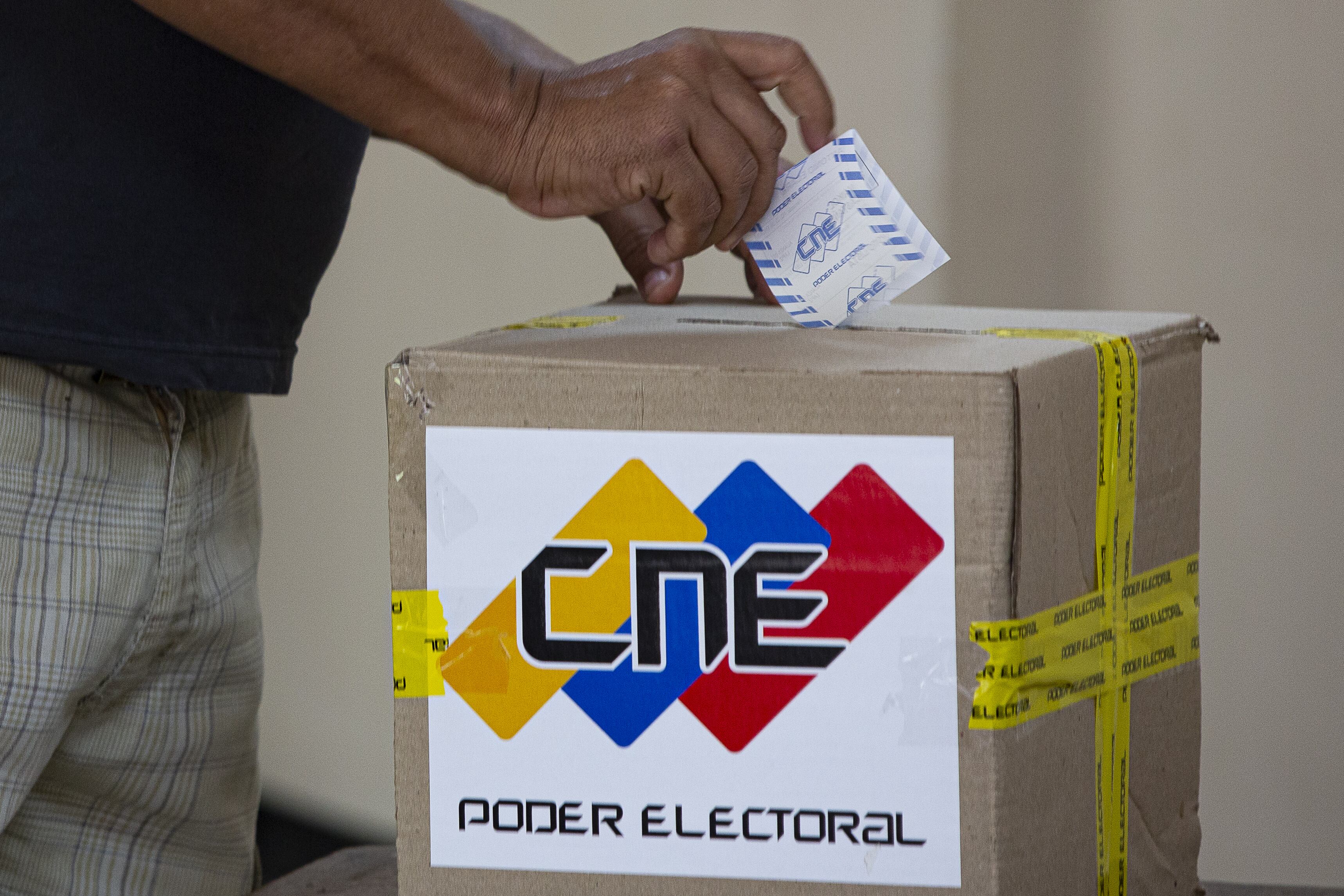 CARACAS, VENEZUELA - NOVEMBER 21: A man casts his vote at the polling station during the regional and local elections in Caracas, Venezuela, on November 21, 2021. More than 20 million people will vote in 23 governorship and 335 mayorship contests. Meanwhile, Venezuela's opposition will contest regional elections on Sunday for the first time in nearly four years. (Photo by Pedro Rances Mattey/Anadolu Agency via Getty Images)