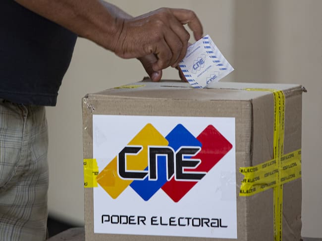 CARACAS, VENEZUELA - NOVEMBER 21: A man casts his vote at the polling station during the regional and local elections in Caracas, Venezuela, on November 21, 2021. More than 20 million people will vote in 23 governorship and 335 mayorship contests. Meanwhile, Venezuela&#039;s opposition will contest regional elections on Sunday for the first time in nearly four years. (Photo by Pedro Rances Mattey/Anadolu Agency via Getty Images)